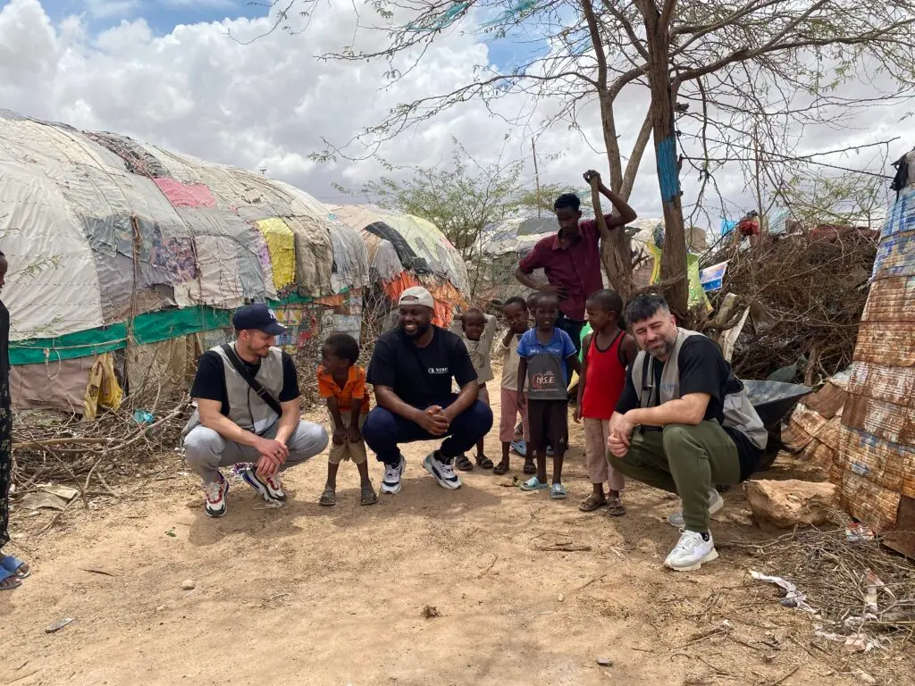 Das Team der Nimo Foundation mit Kindern in Somaliland