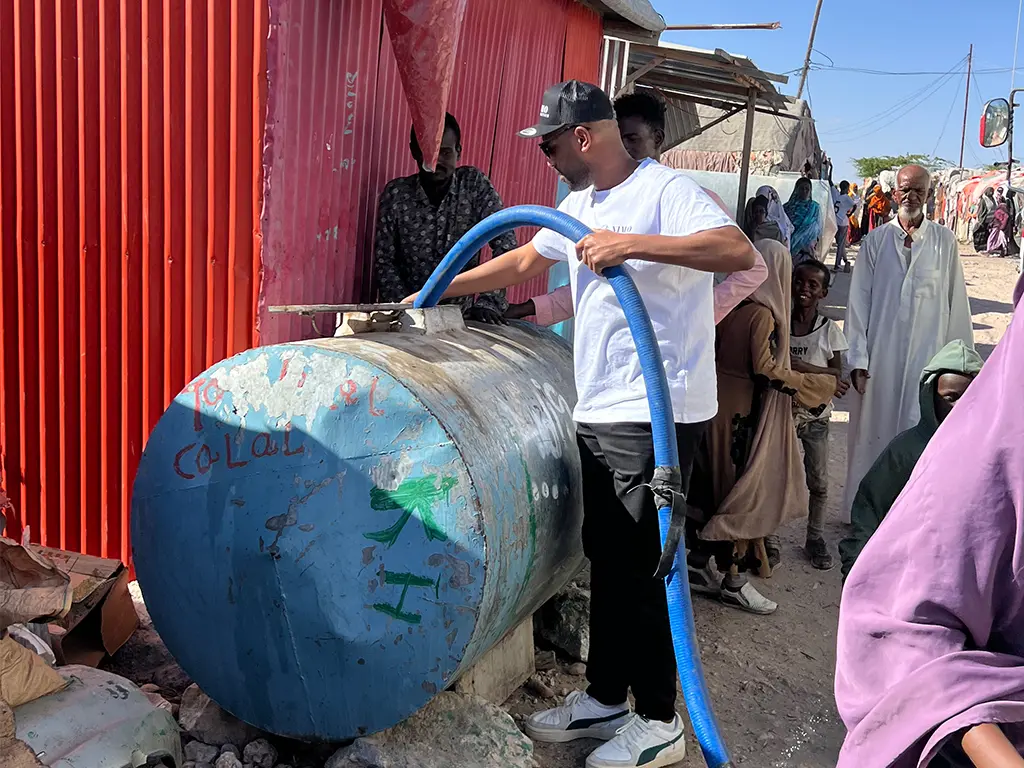 Wasserverteilung an einem Wassertank-Projekt in Somaliland